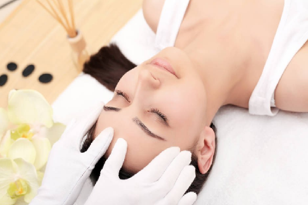 美容学校 开启专业生活美容服务的艺术与科学之旅